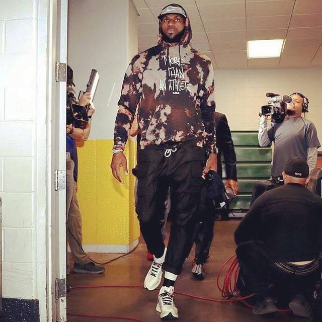 敢问路在何方？辽宁男篮毫无章法，毫无战术，乱七八糟，一点希望看不到~＂