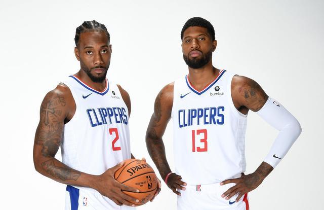 伤病无碍！徐杰兜出来迎着防守 坚决出手超远三分一箭穿心！