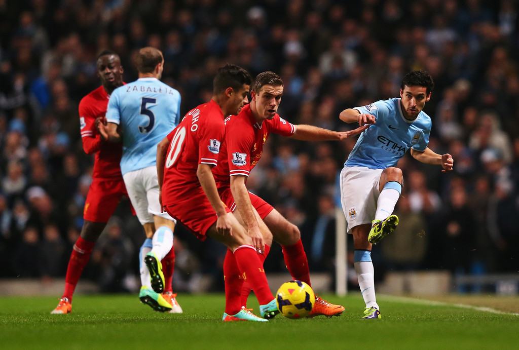 详解棒球规则中的打者干扰判定当打者的挥棒后摆触及捕手身体