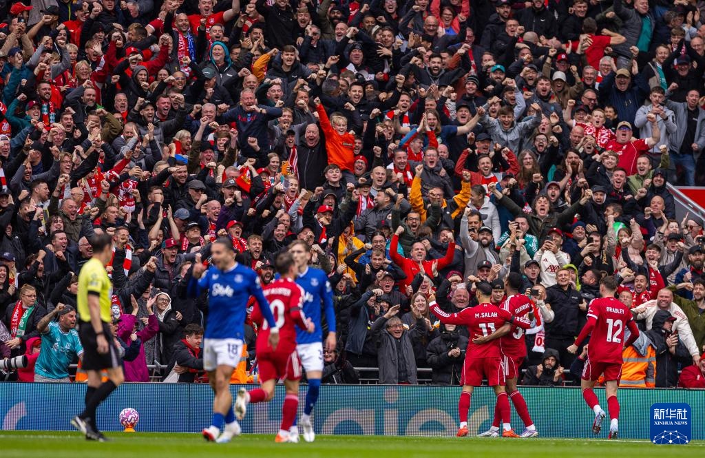 记者：拜仁考虑通过引进巴莱巴以顶替去向未明的格雷茨卡